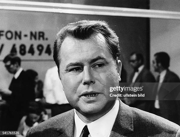 Journalist, DModerator der ZDF-Fernsehserie "Aktenzeichen XY-ungelöst"Porträt im Fernsehstudio- 1971