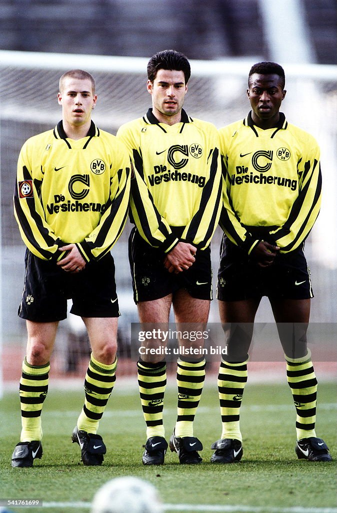 Sportler, Fussball D Freistossmauer v.l.: Ricken, ReneTretschok und ...