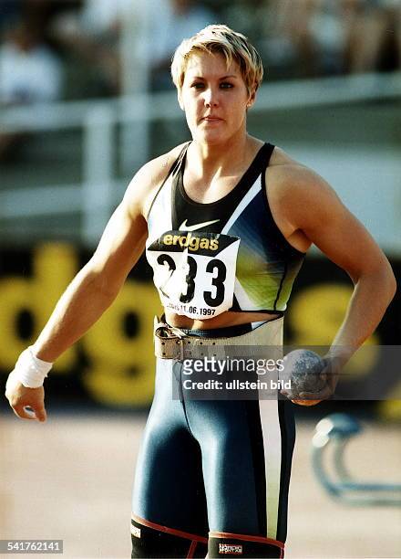 Sportlerin, Leichtathletik DSportfest in Cottbus:- vor dem Kugelstossen mit der Kugel inder Hand