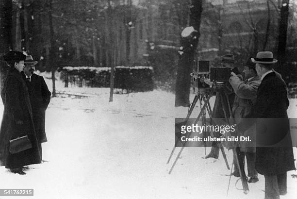 Politician, SPD, Germany*04.02.1871-+President of the Reich 1919-1925Photographers taking pictures of Friedrich Ebert with his wife Louise- 1920-...