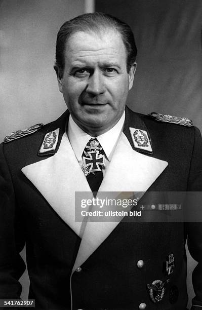 Kulenkampff, Hans-Joachim *-+Showmaster, Entertainer, Schauspieler, D- Halbportrait, als General in "Des Teufels General"- 1971
