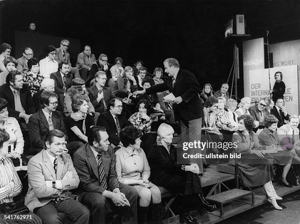 Kulenkampff, Hans-Joachim *-+Showmaster, Entertainer, Schauspieler, D- moderiert die Unterhaltungssendung "Wie haetten Sie's denn gern?" und spricht...