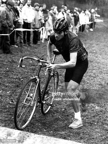 1973Sportler, Radsport DDeutsche Meisterschaft der Junioren imCrossfahren :- Ullrich in Aktion beim Schieben desRads; er wird Dritter- 1991