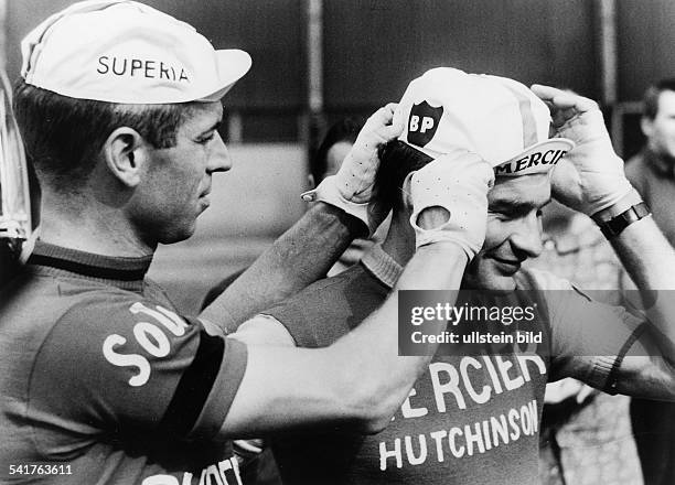 Poulidor, Raymond *-Radrennnfahrer, Frankreich- "Tour de France" 1965: vor dem Etappenstartin Koeln setzt der Belgier Rik van Looy seinemKonkurrenten...