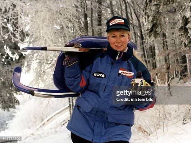 Sportlerin, Rennrodeln DPorträt mit Rennschlitten- Januar 1997