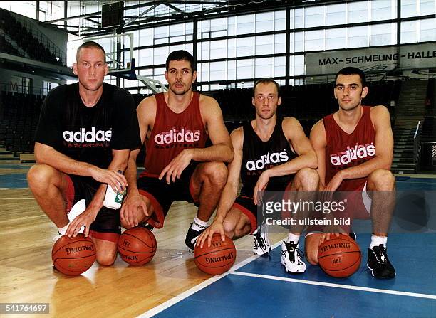 Sportler, Basketball D Vorstellung der neuen Spieler für dieSaison 1997/98 beim Training, v.l.n.r.:Welp, Koutsopoulos Jelic, WassiliKarassew,...