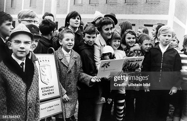 Astrid Lindgren *-+Schriftstellerin, Kinderbuchautorin, Schweden- als Namenspatronin der neuerbauten5. Grundschule in Berlin - Spandau ander...