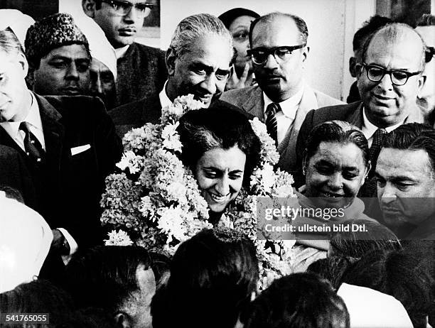 Gandhi, Indira *-+Politikerin, IndienPremierministerin 1966-1977 und 1980-1984- mit Blumenkranz in einer Menschenmenge- 1967