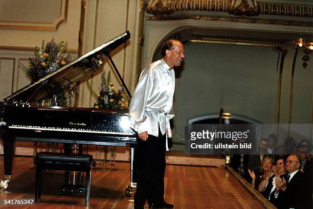 Pianist, Australien- bei einem Konzert in Hamburg- begrüßt das Publikum- Juni 1997