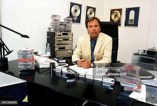 Geschäftsführer der Firma "Hansa Music"in seinem Büro am Schreibtisch- 1997