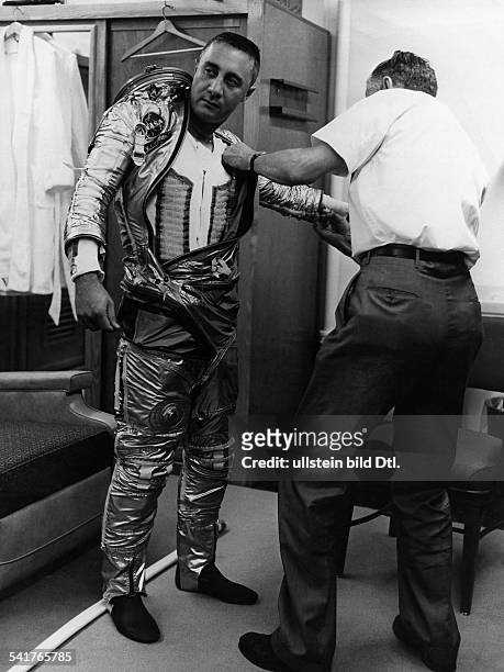 Grissom, Virgil I. *-+Astronaut USAJoe W. Schmidt, Spezialist fürWeltraumbekleidung, hilft Grissom inseinen Raumanzug- Juli 1961