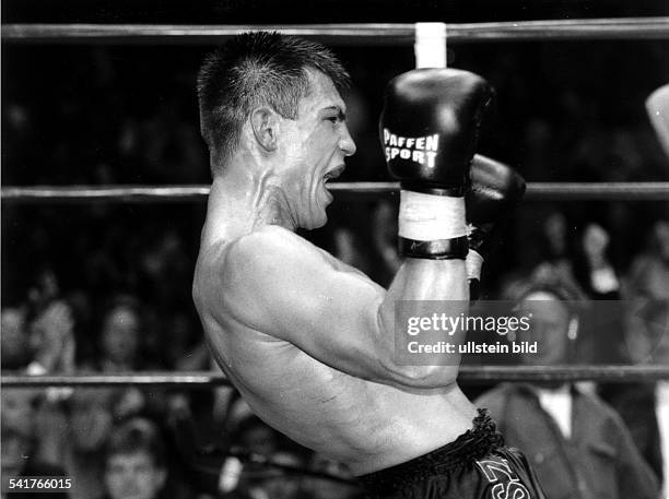 1968Boxer, Halbschwergewicht, D / Polen- Siegerpose nach seinem Kampf gegenBarber im WBO Weltmeisterschaftskampf