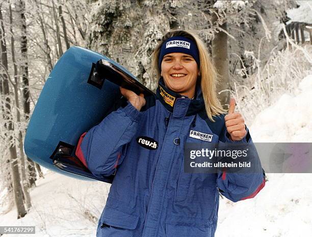 Sportlerin, Rennrodeln DEinzelaufnahme mit geschultertemRennschlitten- 1997