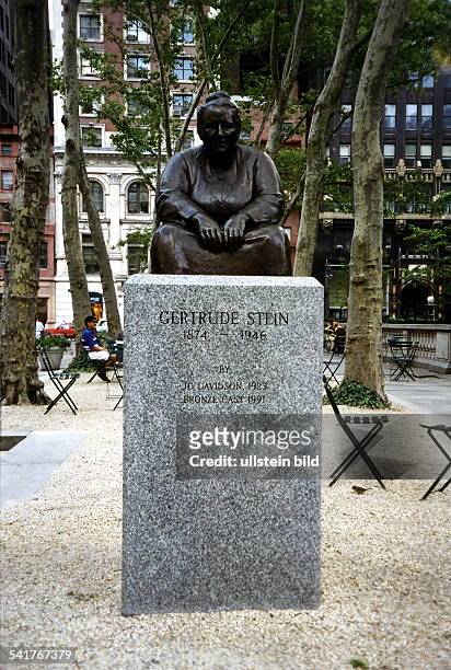 Gertrude Stein 1874 - 1946 Schriftsteller in USA Bronze statue von Jo Davidson im Bryant Park in Manhattan / New York - Juni 1997