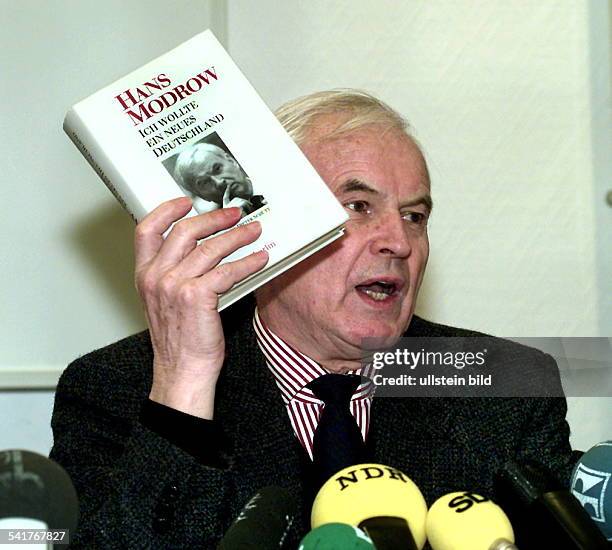 Hans Modrow *-Politiker D stellt auf einer Pressekonferenz seineAutobiographie "Ich wollte ein neuesDeutschland" vor