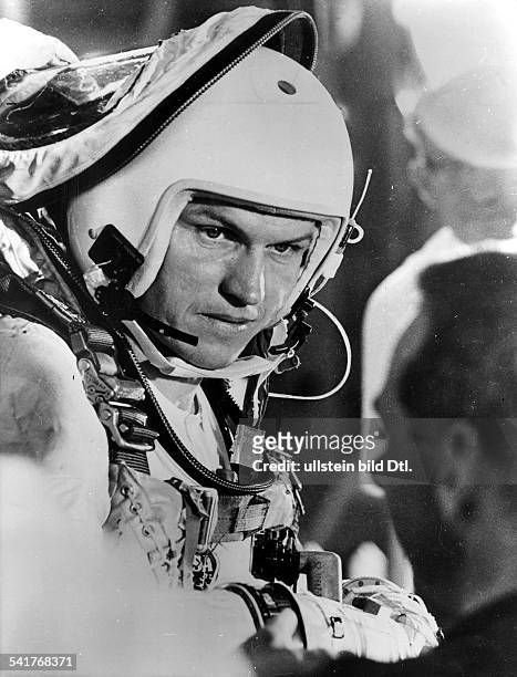 1928Astronaut USAmit Helm im Raumanzug bei denVorbereitungen zum Raumflug Gemini VII- Dezember 1965