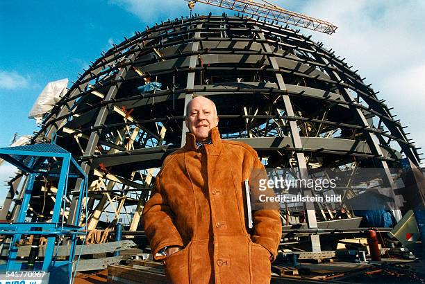 Foster, Sir Norman Robert *-Architekt, GB- Portrait auf dem Dach des BerlinerReichstages vor dem Geruest der von ihmentworfenen Kuppel- Dezember 1997