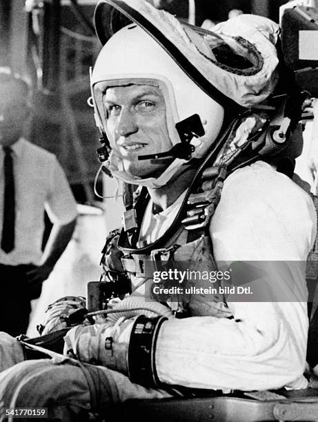 1928Astronaut USAmit Helm im Raumanzug bei denVorbereitungen zum Raumflug Gemini VII- Dezember 1965