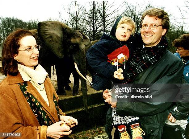 Politiker, CDU, D- Landesvorsitzender der CDUNiedersachsen- mit Ehefrau Christiane und TochterAnnalena im Zoo von Osnabrück