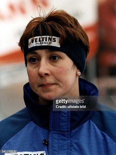 Sportlerin, Rennrodeln, DPortrait mit Stirnband- 1997