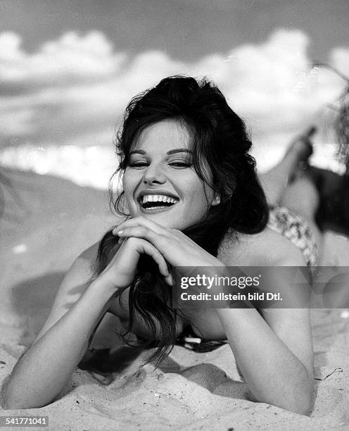 Schauspielerin, Italienliegt lachend am Strand - 1965