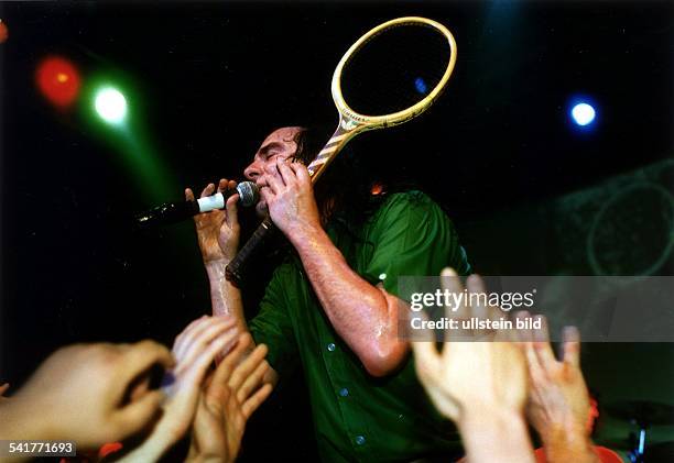 - COLSchlagersänger, DKonzert im Tränenpalast in Berlinmit Tennisschläger und MikrofonHände der Fans vor ihm- Juni 1996