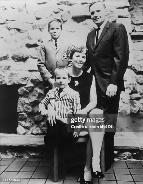 Armstrong, Neil Alden *-Astronaut, Pilot, USA- im Kreis seiner Familie mit Ehefrau Janetund den Soehnen Eric und Mark- 1968