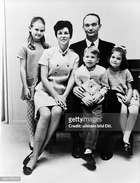 Lins, Michael *-Astronaut, USA- im Kreis seiner Familie mit Ehefrau Patricia und seinen Kindern Kathleen, Michael und Ann - undatiert