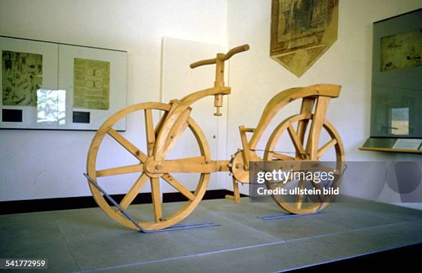 1519Künstler Italien- Zweirad - Modell aus Holz im Leonardoda Vinci Museum in Vinci- 1996