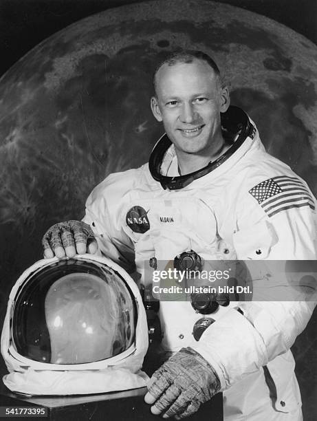 Aldrin, Buzz *- Astronaut, USA - Portrait im Raumanzug fuer die Apollo-11-Mission- 1969