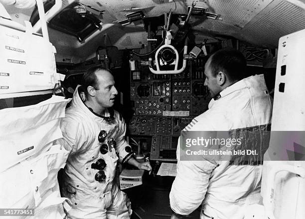 Conrad, Charles Pete *Astronaut USAVorbereitungen für Apollo-12:Commander Conrad und Alan L. Bean beim Gespräch im Simulator- 1969