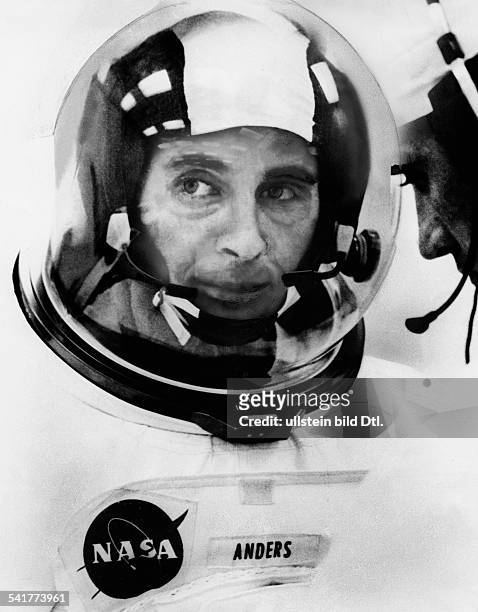 Anders, William *-Astronaut USAPortrait im Raumanzug mit Helm- 1968