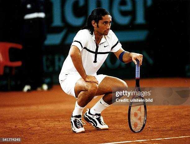 1975Sportler, Tennis ChileATP-Turnier in Hamburg:- in der Hocke mit Tennisschläger- Mai 1998