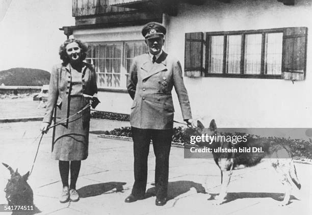 Politiker, NSDAP, Daus einem Fotoalbum aus dem Nachlass vonEva Braun:auf dem Obersalzberg bei Berchtesgadenauf der Terrasse des Berghof: AdolfHitler...