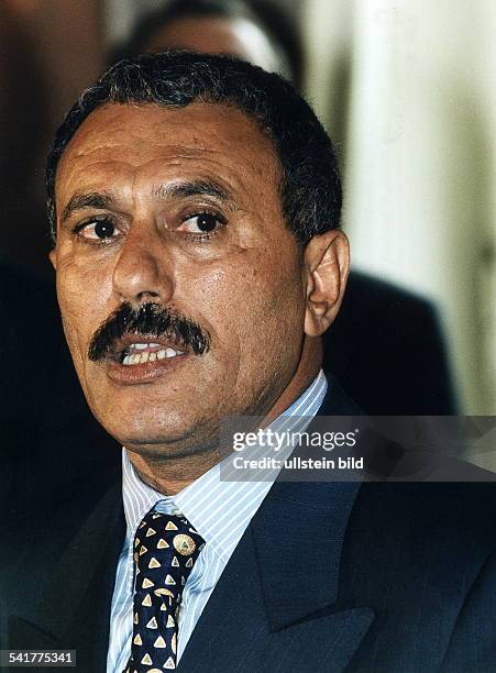 1942Politiker, Jemen- 1978-1990 Präsident derArabischen Republik Jemen .- seit 1990 Staatspräsident der aus derVereinigung mit der Volksrepublik...