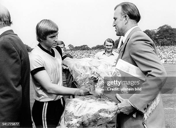 Gloeckner, Rudi *Schiedsrichter. Fussball DDRVerabschiedung als Schiedsrichter inDresden: der zum Fussballer des Jahres1976/77 geehrte Hans-Jürgen...