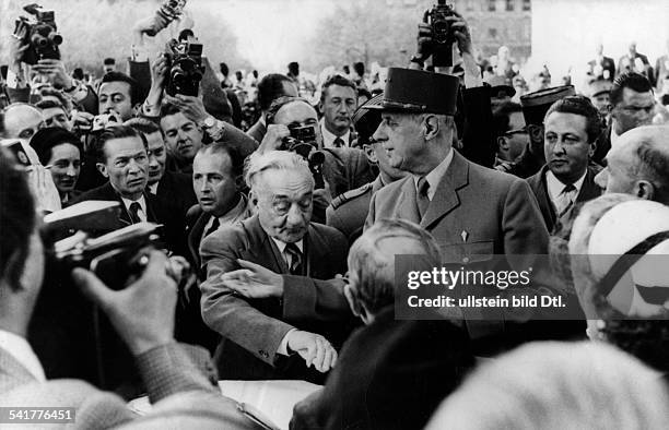 De Gaulle, Charles *22.11.1890-+Politiker, General, FrankreichStaatspraesident von 1959-1969- bei einem Besuch des Grabes des'Unbekannten Soldaten'...