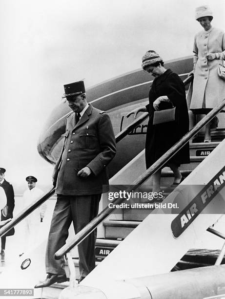 Identisch mit Gaulle, Charles *22.11.1890-+Politiker, General, FrankreichStaatspraesident von 1959-1969- Staatsbesuch in Grossbritannien: Ankunft auf...