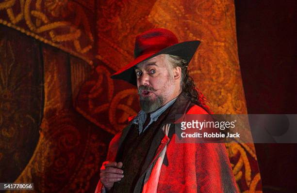 royal opera production of faust in london - royal opera house londra foto e immagini stock