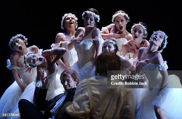 royal opera production of faust in london - royal opera house londra foto e immagini stock