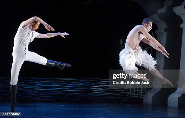 jose tirado and neil westmoreland in swan lake - little italy stock pictures, royalty-free photos & images