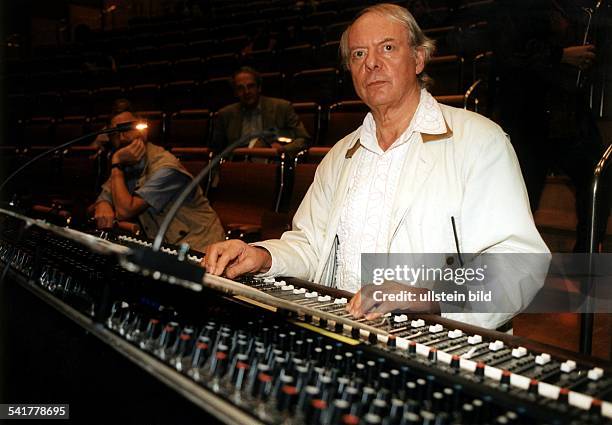 Karlheinz Stockhausen*22.08..2007+Musiker, Komponist, Arrangeur, DPortrait am Mischpult bei einer Probe in der Philharmonie in Koeln