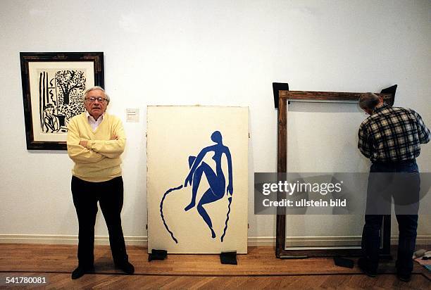 Heinz Berggruen*-+Kunsthändler, Kunstsammler; Deutschland/FrankreichhPorträt neben einem Scherenschnitt von Henri Matisse während der Rahmung des...