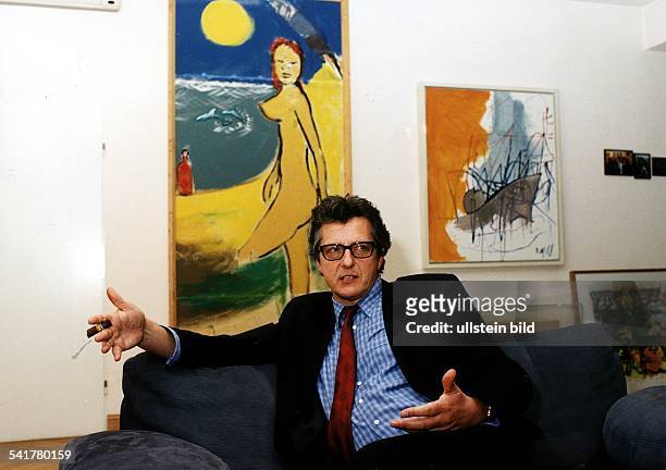 1954Filmproduzent, DEigentümer der Senator Film, Berlinauf dem Sofa in seinem Büro- Januar 1999