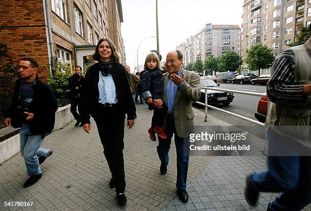 1948Rechtsanwalt, Politiker, PDS, D Bundestagswahl 1998: mit Ehefrau Andreaund Tochter Anna auf dem Weg in seinWahllokal
