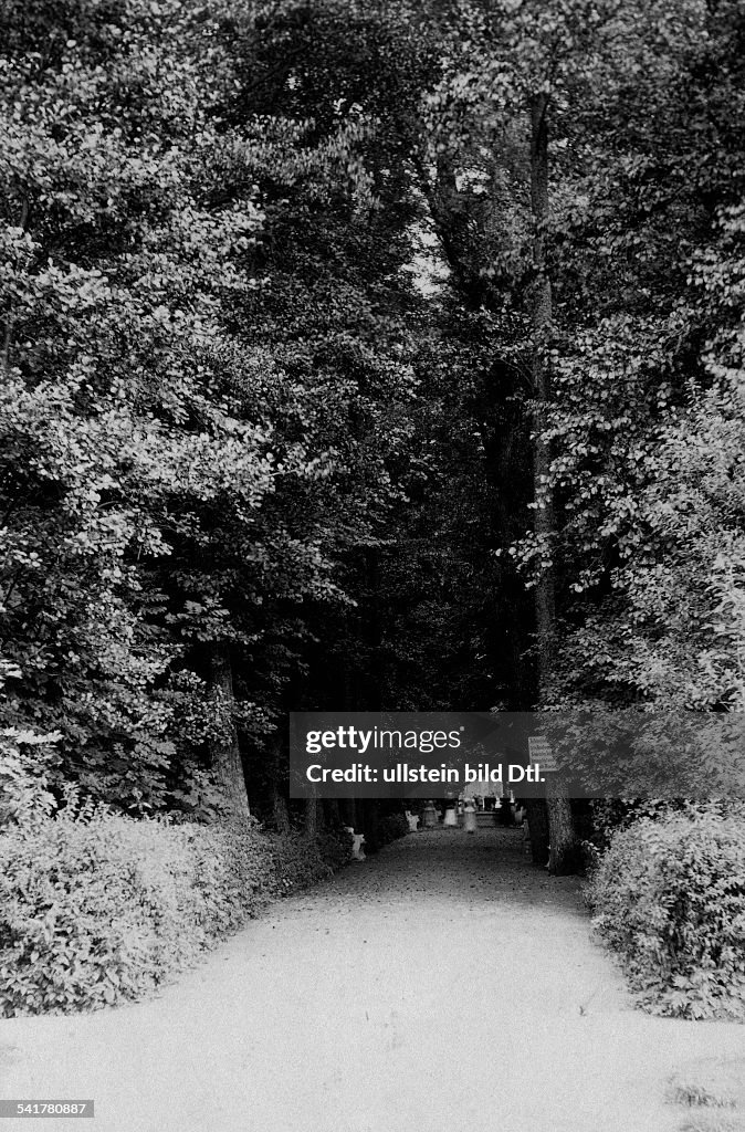 German Empire Kingdom Prussia - Schlesien Provinz (Silesia province) - : Lower Silesia, Kudowa-Zdroj (Bad Kudowa), in the park- Photographer: P. Kriegel- undatedVintage property of ullstein bild