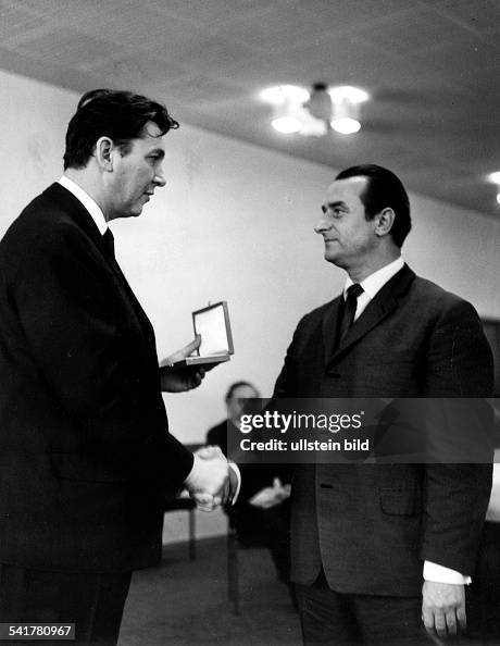 * Sportfunktionär DDR zeichnet Günter `Moppel` Schröter aus- o.J. News ...