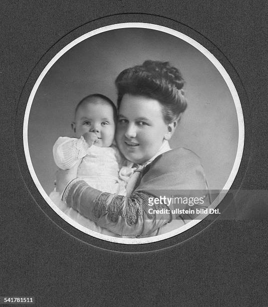 Oranien-Nassau, Koenigin Wilhelmina Helena Pauline Maria von - Netherlands*31.08.1880-+- 1890-1948 queen Netherlands- with daughter princess Juliana...