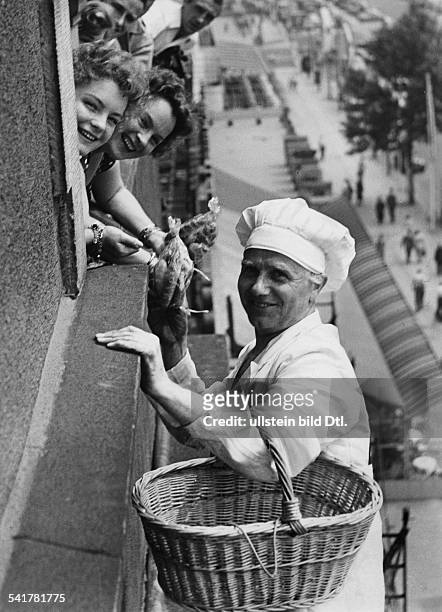Schneider, Romy - Actress, Austria*-+and her mother Magda at the window of their hotel room in Berlin, a 'cat burglar' delivering croissants -...