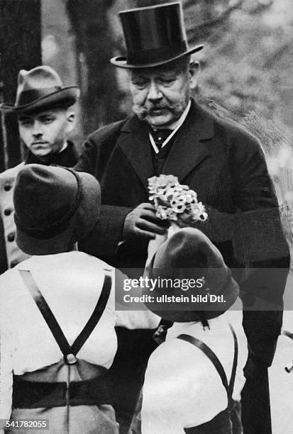 Hindenburg, Paul von - Politician, Field Marshal, Germany*02.10.1847-+two boys presenting flowers on the occasion of Hindenburg's installation as...